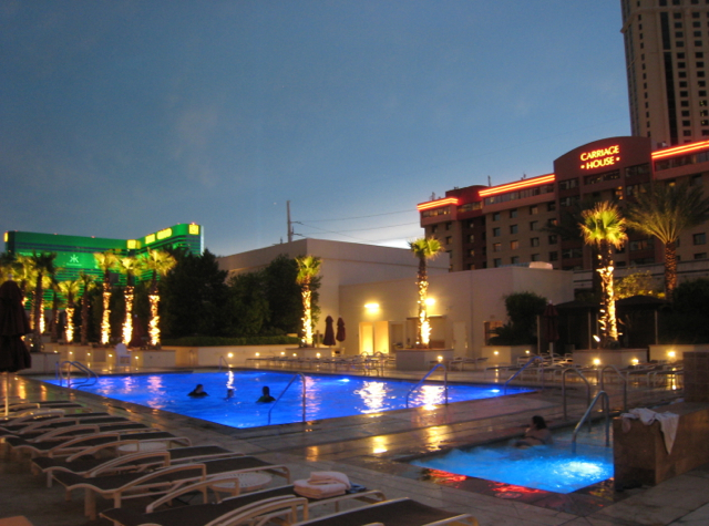 The Signature at MGM Grand Las Vegas Review: Tower 3 Pool and Jacuzzi