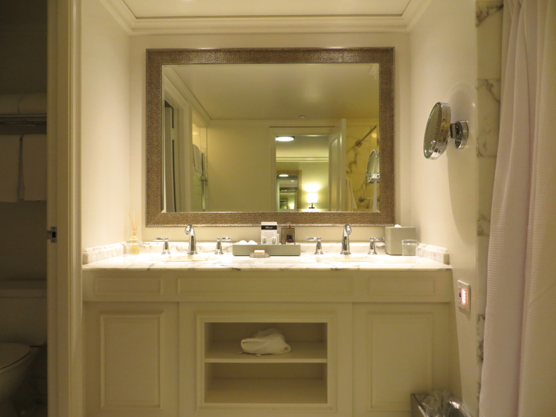 Fairmont Orchid Hawaii Review - Fairmont Gold Bathroom