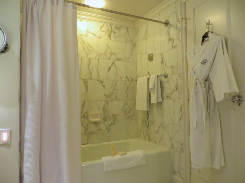 Fairmont Orchid Hawaii Review - Fairmont Gold Bathroom