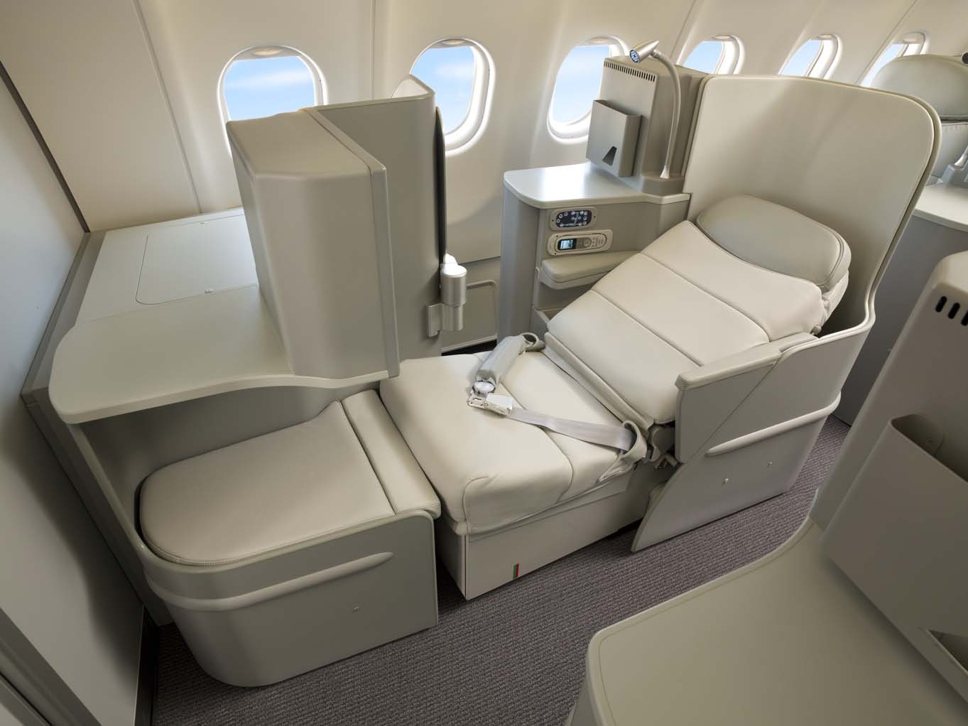 Best Business Class Seats for Couples - Alitalia Magnifica Business Class