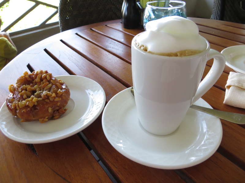 Sticky Bun and Cappuccino, Fairmont Orchid Gold Floor Lounge Review