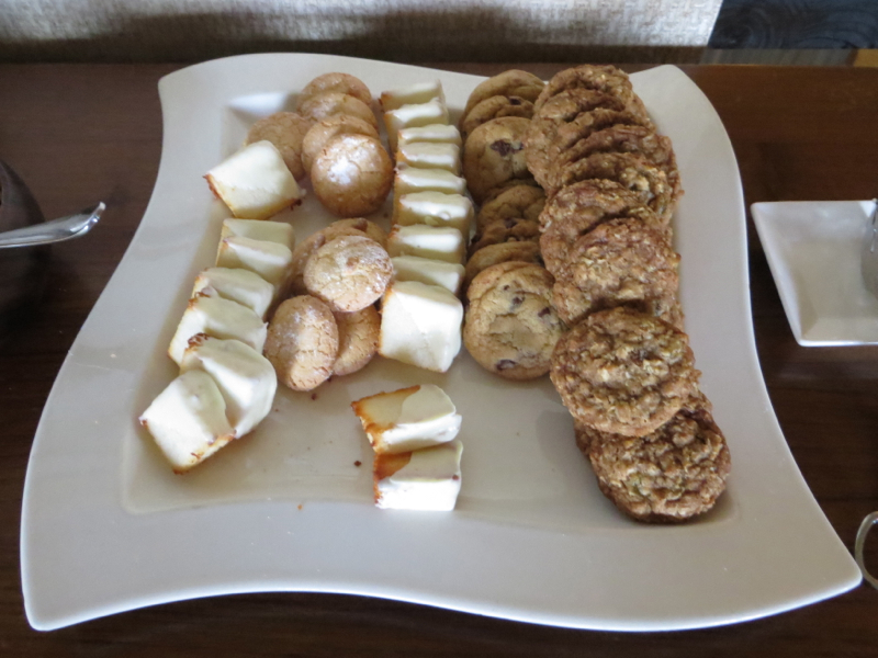 Fairmont Orchid Gold Floor Lounge Review - Cookies