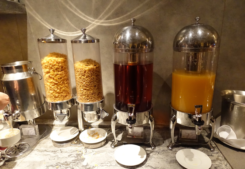 Plaza Premium Lounge Hong Kong Review - East Hall Breakfast 