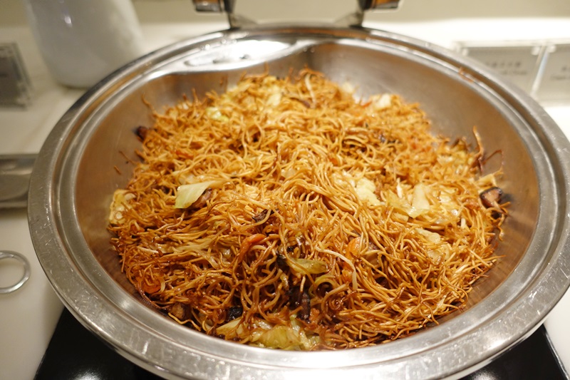 Stirfried Noodles, Cathay The Wing Business Class Lounge Review