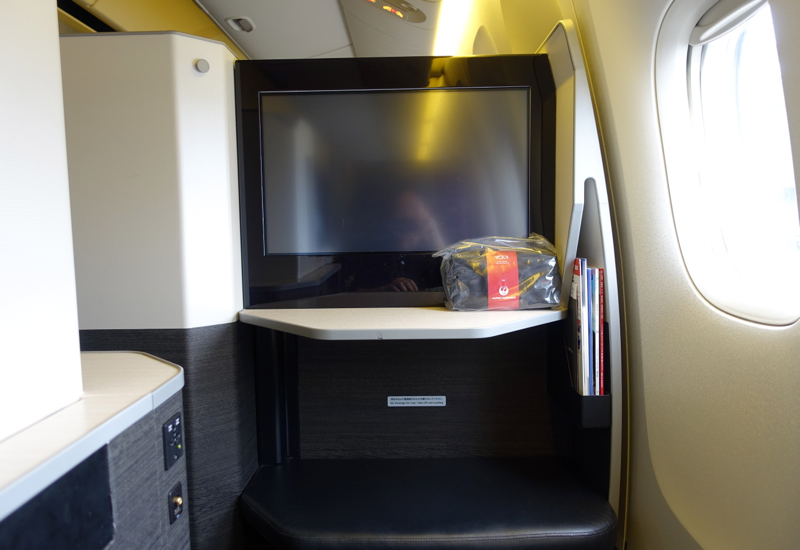 23 Inch LCD Screen, JAL Sky Suite Business Class