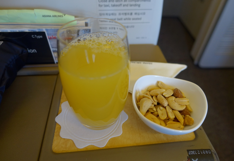 Review-Asiana First Class-Pre-Flight Drink and Mixed Nuts