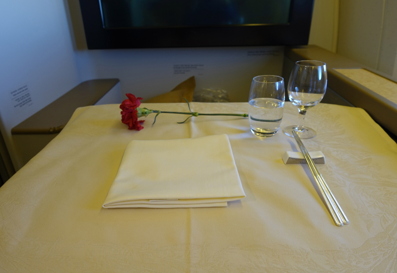 Review-Asiana First Class Table Setting