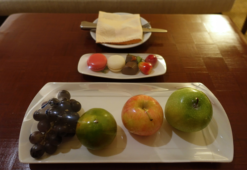 Welcome Fruit and Macarons, Novotel Bangkok Airport Hotel