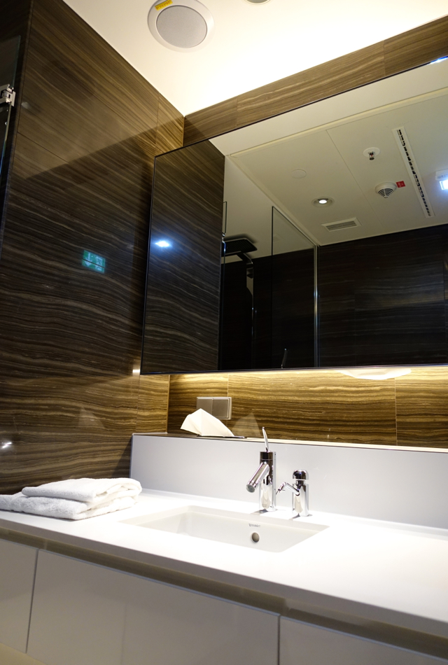 Review-Air Canada Maple Leaf Lounge Frankfurt - Shower Room