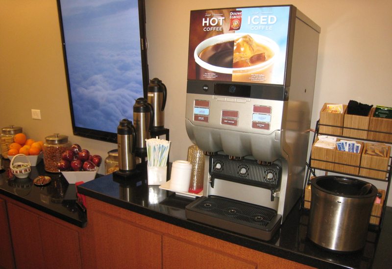 Review-Wingtips Lounge JFK Airport-Fruit and Hot and Iced Coffee Machine