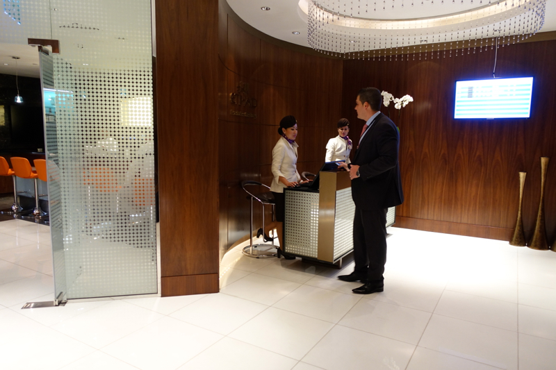 Review-Etihad Business Class Lounge Abu Dhabi Terminal 1 Reception