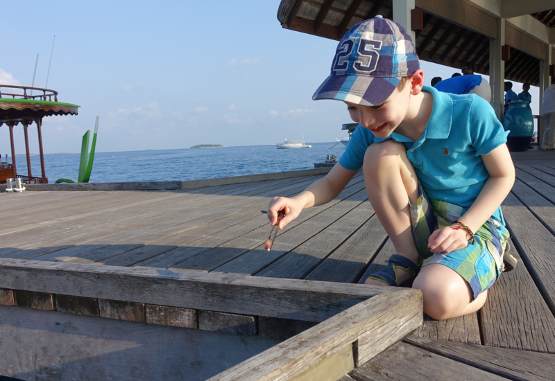 Four Seasons Maldives Landaa Giraavaru Kids Club: Feeding Fish