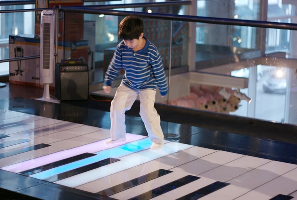 22 Foot Piano at FAO Schwarz, New York