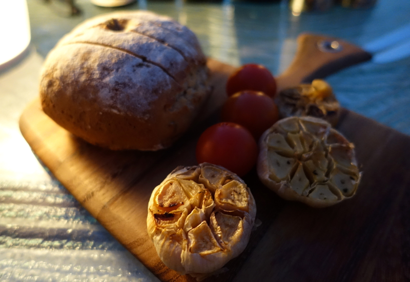 Bread and Roasted Garlic, Vilu Restaurant, Conrad Maldives