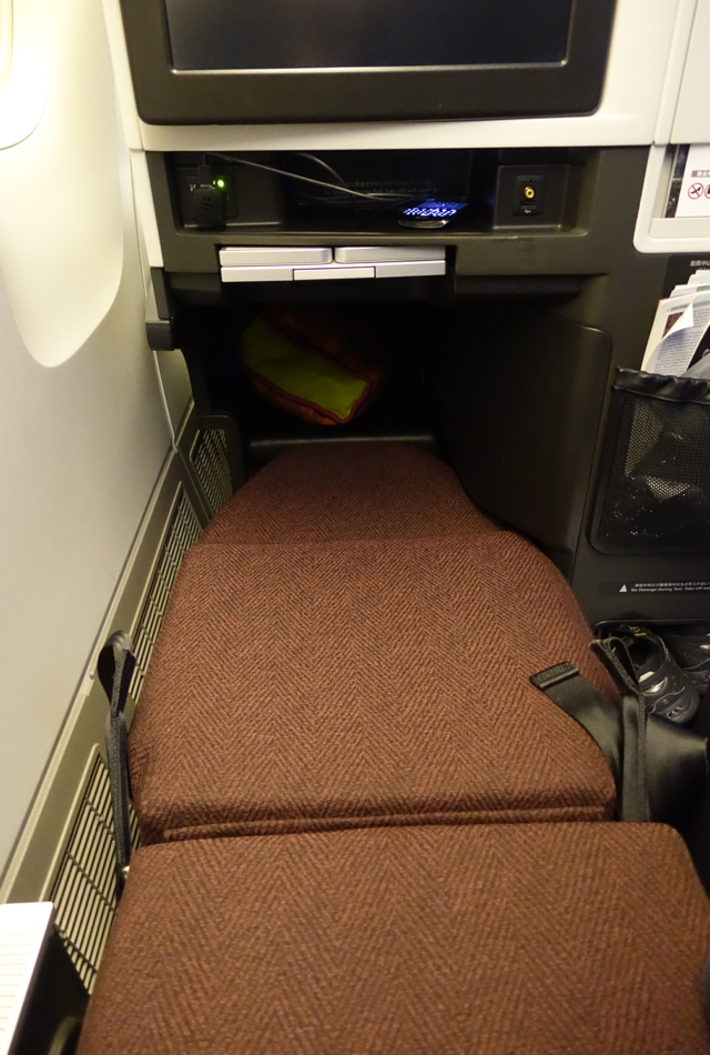 Review-JAL Business Class 767-300ER Bed