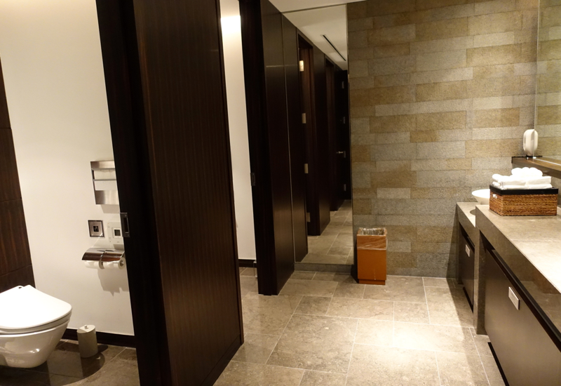 Review-JAL First Class Lounge Tokyo Narita-Bathroom