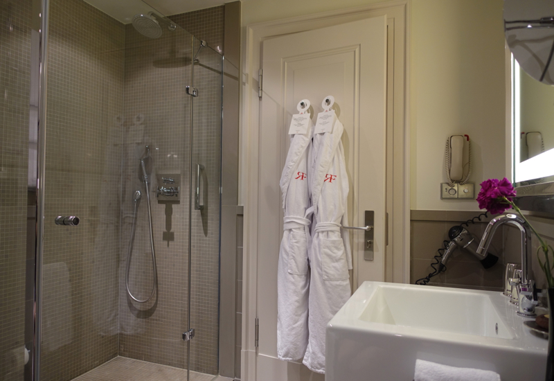 Review-Rocco Forte Hotel de Rome, Berlin: Junior Suite Bathroom