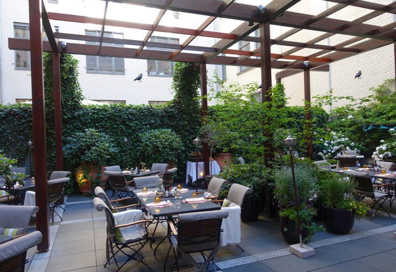 Review-Rocco Forte Hotel de Rome La Banca Garden Seating