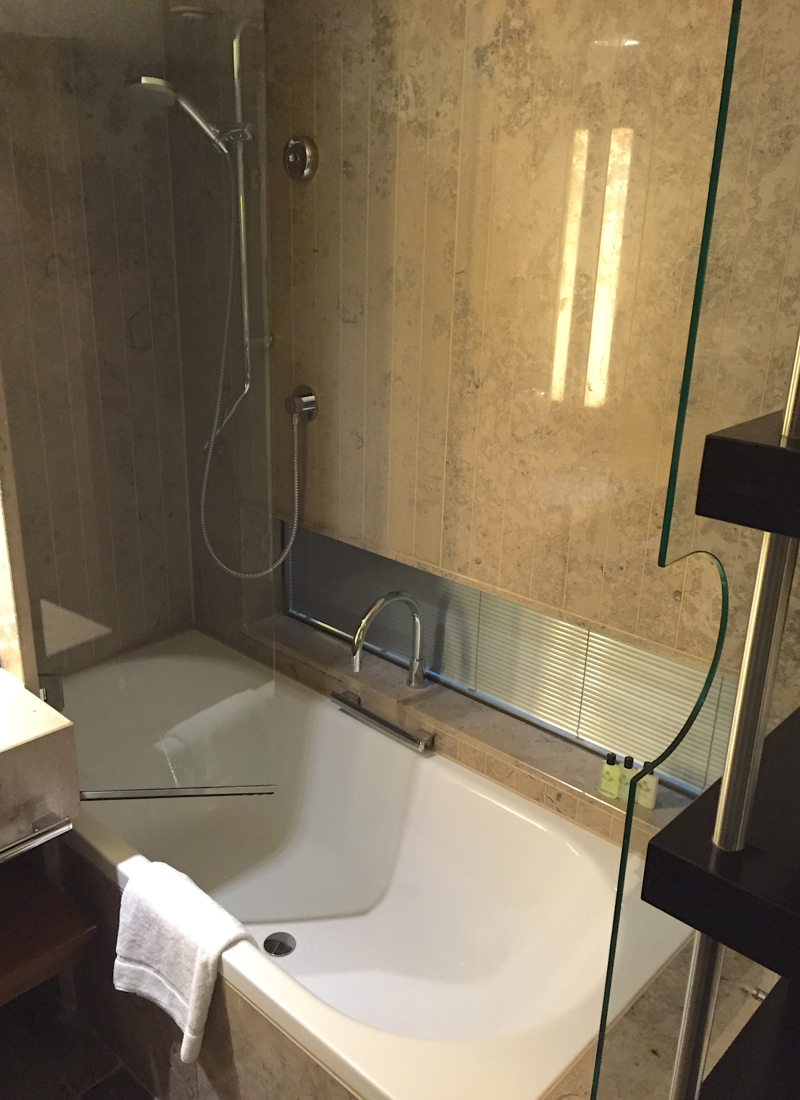 Review: InterContinental Berlin Hotel Superior Bathroom Bathtub-Shower Combo