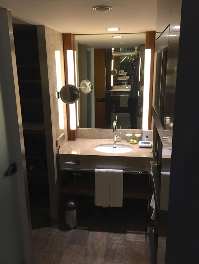 Review-InterContinental Berlin Superior Room Bathroom