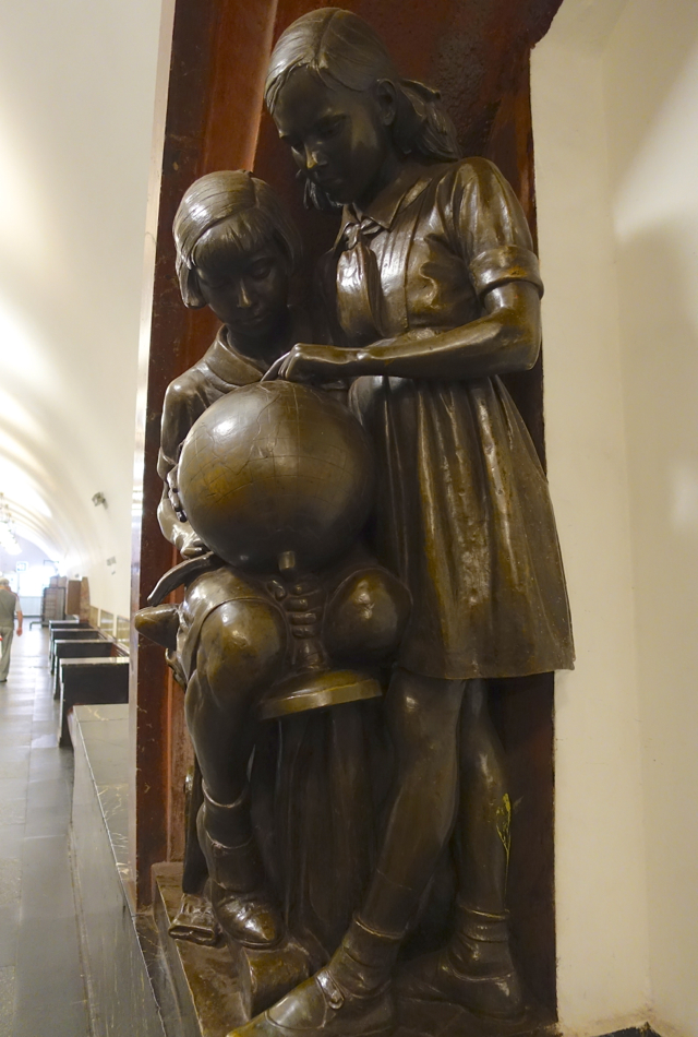Bronze Statues of Schoolgirls, Ploshchad Revoluyutsii Station