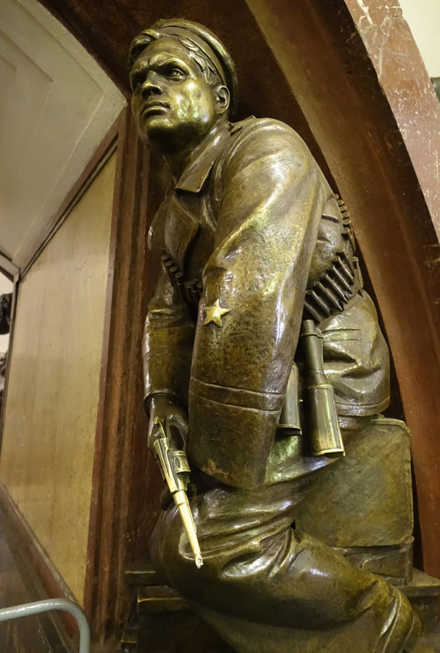 Moscow Metro Tour: Bronze Solider at Ploshchad Revolyutsii