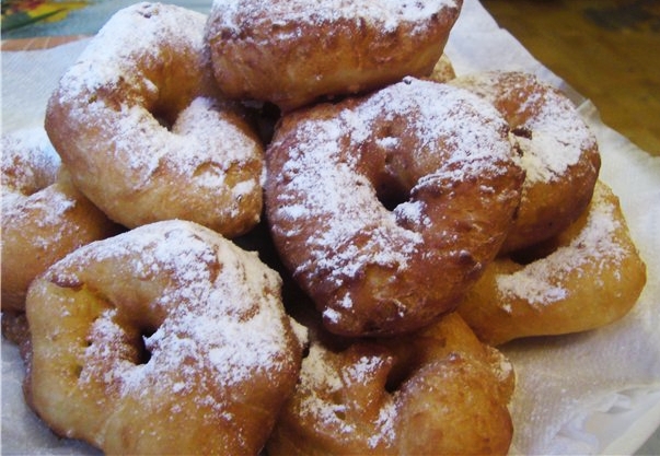 Fresh Russian pyshkis (doughnuts)