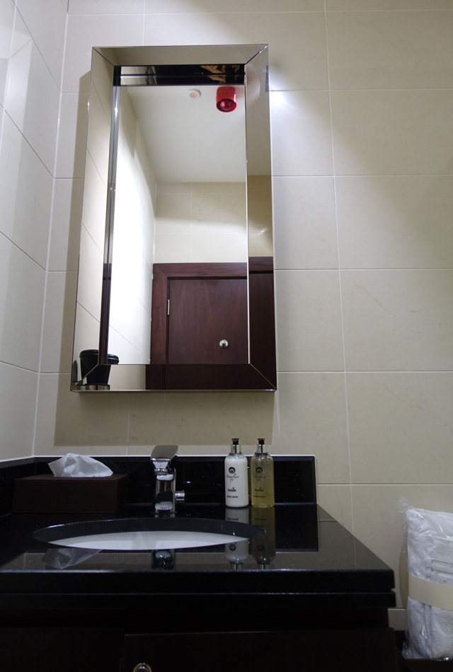 Review: Emirates Lounge London Heathrow T3: Shower Room