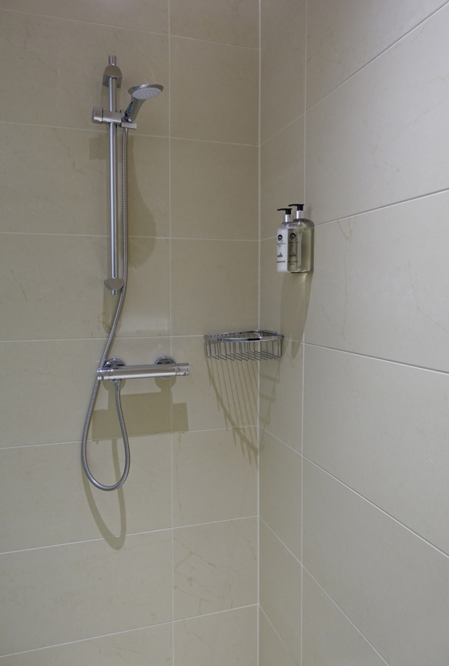 Review: Emirates Lounge London Heathrow T3 Shower 