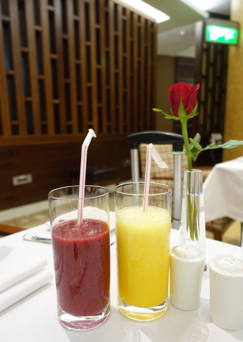 Smoothie and Fresh Squeezed Juice, Emirates First Class Lounge Dubai Review