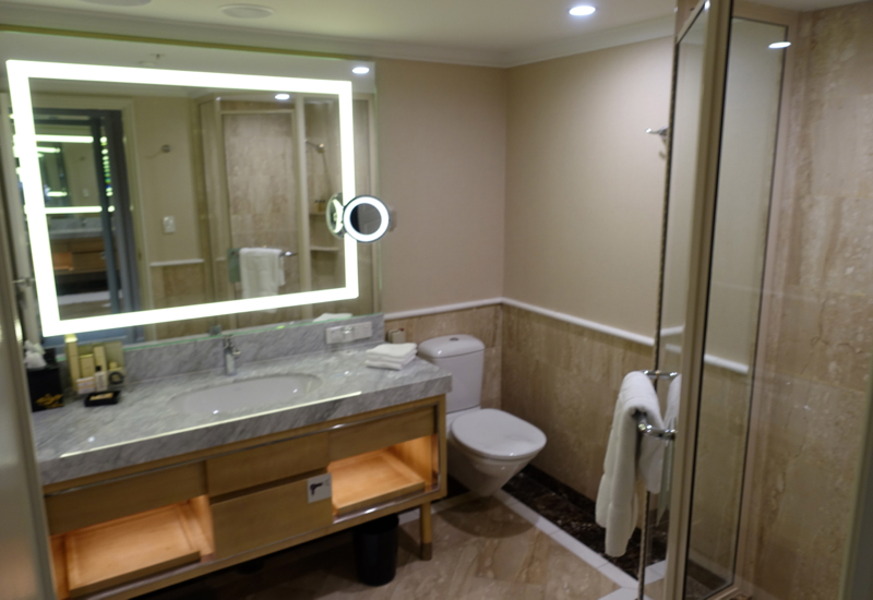 Review: Shangri-La Sydney, Horizon Club Room Bathroom