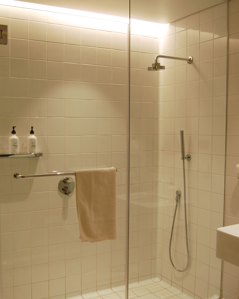 Qantas First Class Lounge LAX Shower Room Review