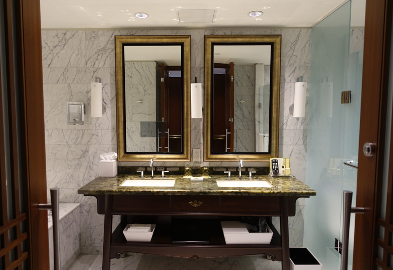 Executive Room Marble Bathroom, Shangri-La Toronto Review