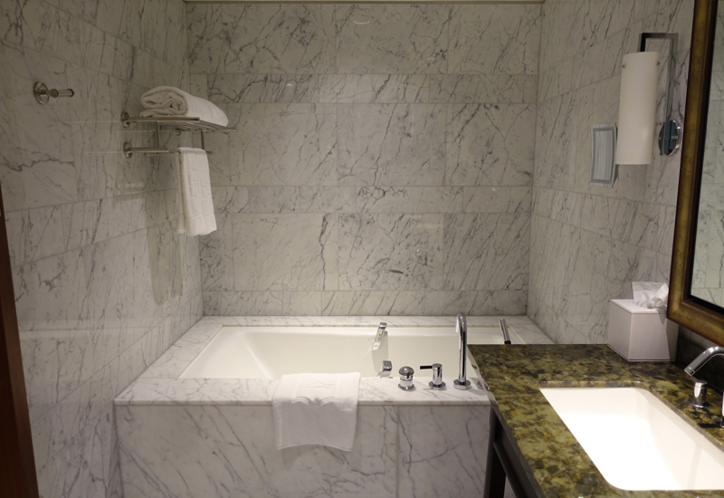 Soaking Tub, Shangri-La Toronto Review