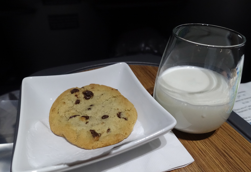 Chocolate Chip Cookies and Milk, American A321 Business Class review