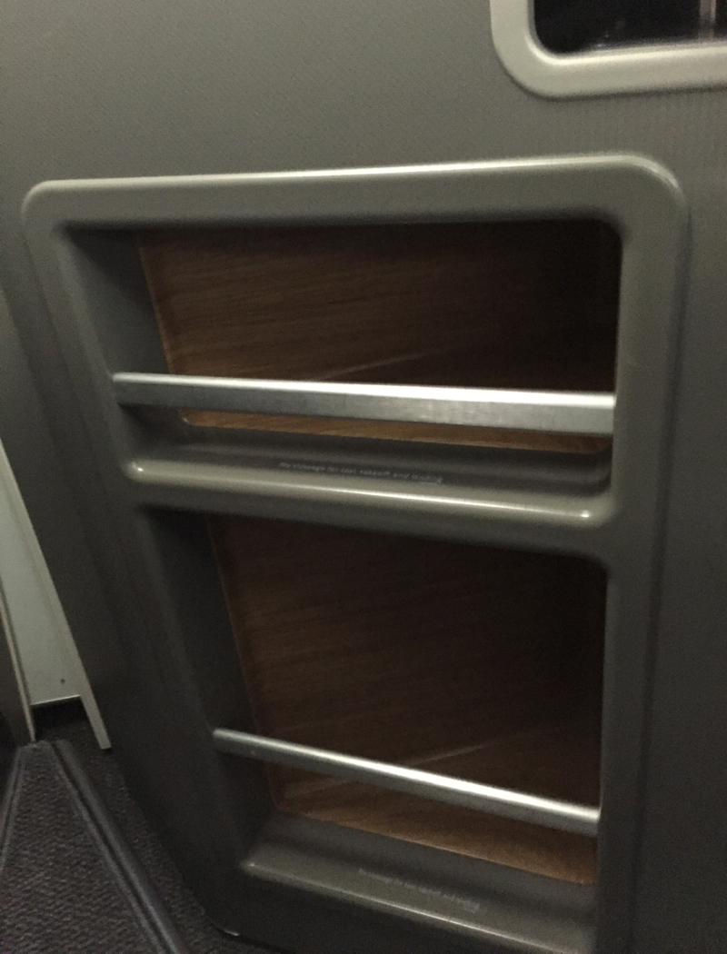 Review-American A321 First Class Storage Compartments 