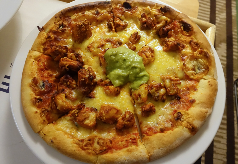 Room Service Tandoori Chicken Pizza, Novotel Auckland Airport Review