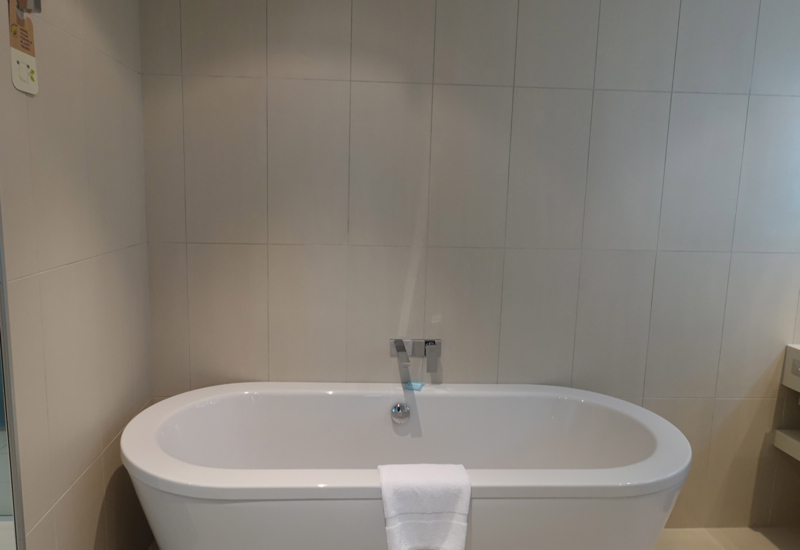 Novotel Auckland Airport Suite Review-Bathtub