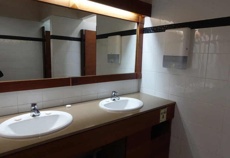 Bathroom, Fiji Airways Tabua Club Lounge, Nadi Review