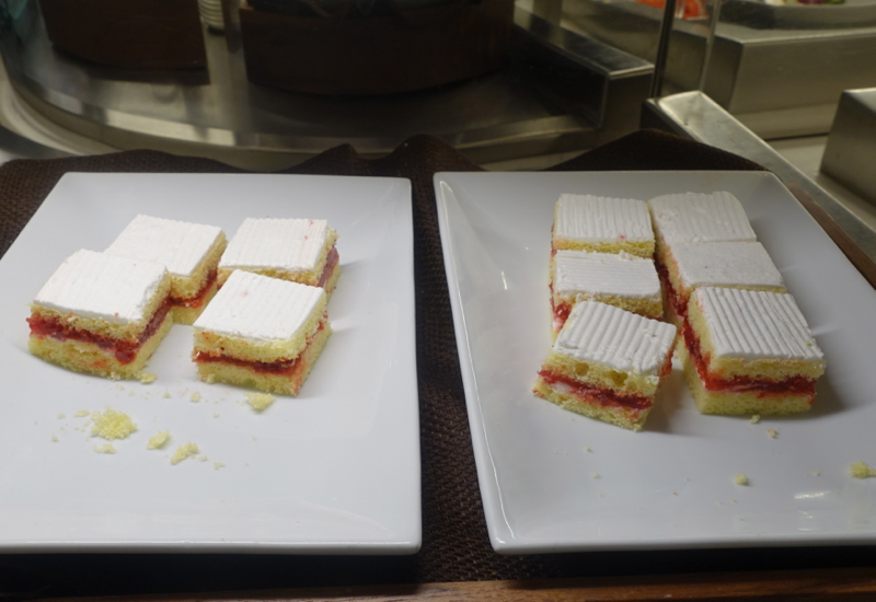 "Strawberry Shortcake," Lufthansa Senator Lounge JFK Review