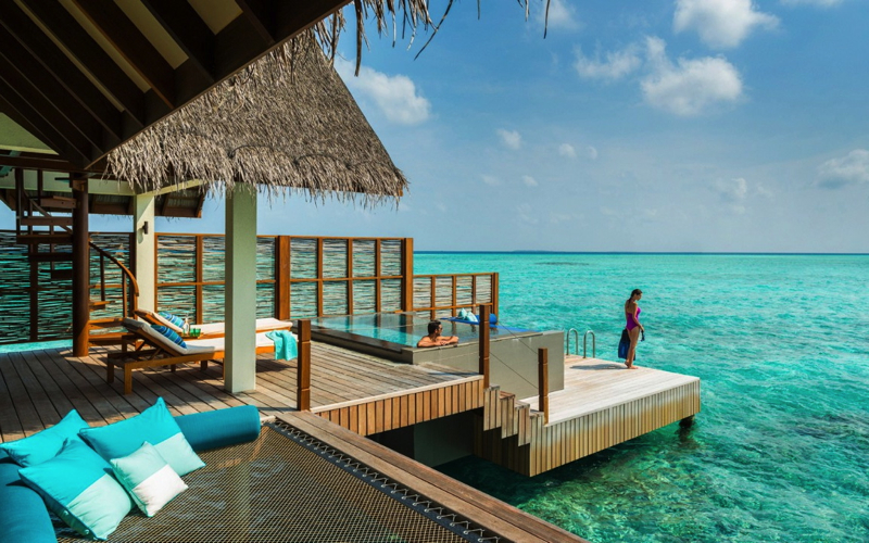 Four Seasons Maldives at Landaa Giraavaru: 4th Night Free and FSPP Benefits