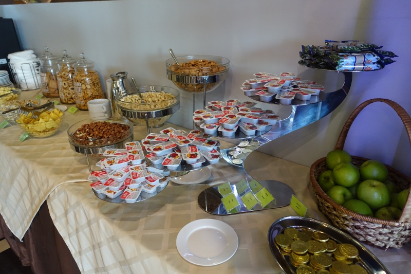 Apples and Breakfast Cereals, DME Airport Lounge Review