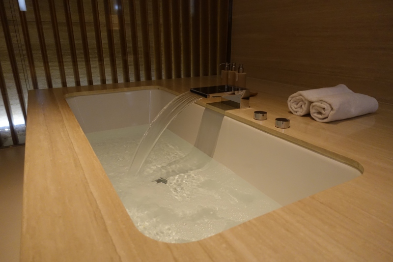 Soaking Tub, Cabana, Cathay The Wing First Class Lounge Review