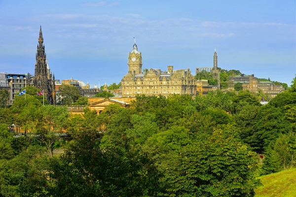 Cozy Restaurants and Thriving Culture in Edinburgh, Scotland