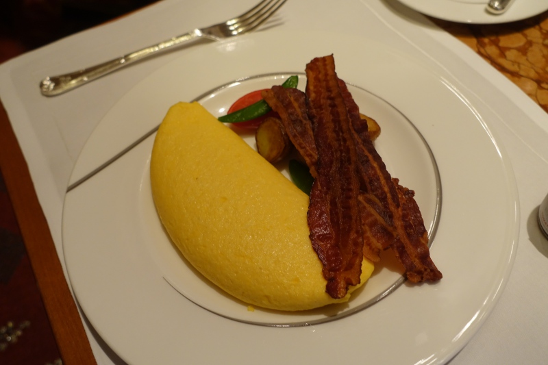 Omelet and Crispy Bacon, Breakfast at The Peninsula Tokyo Review