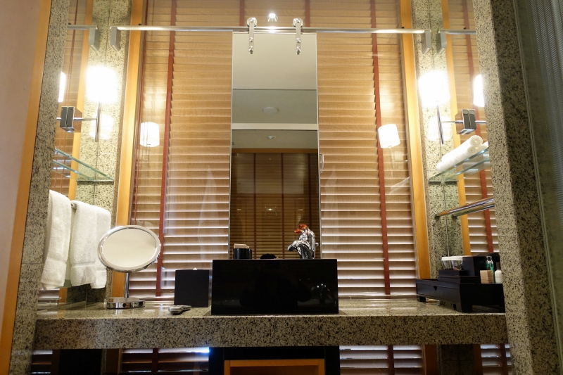 Bathroom Vanity, Mandarin Oriental Tokyo Review