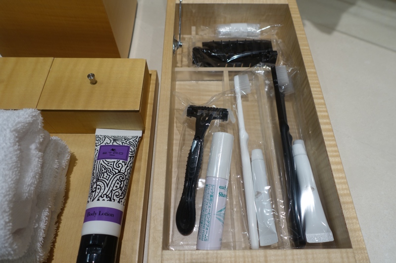Toothbrushes and Razor, Four Seasons Tokyo Review