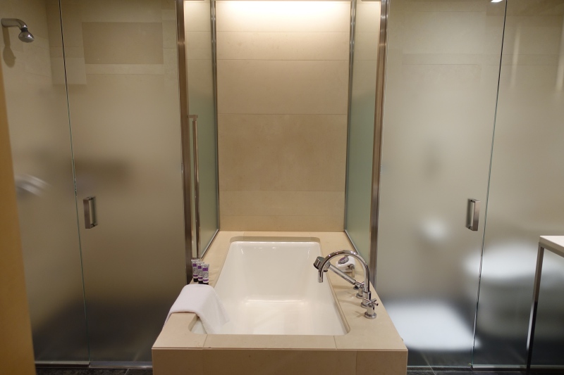 Four Seasons Tokyo Bathroom