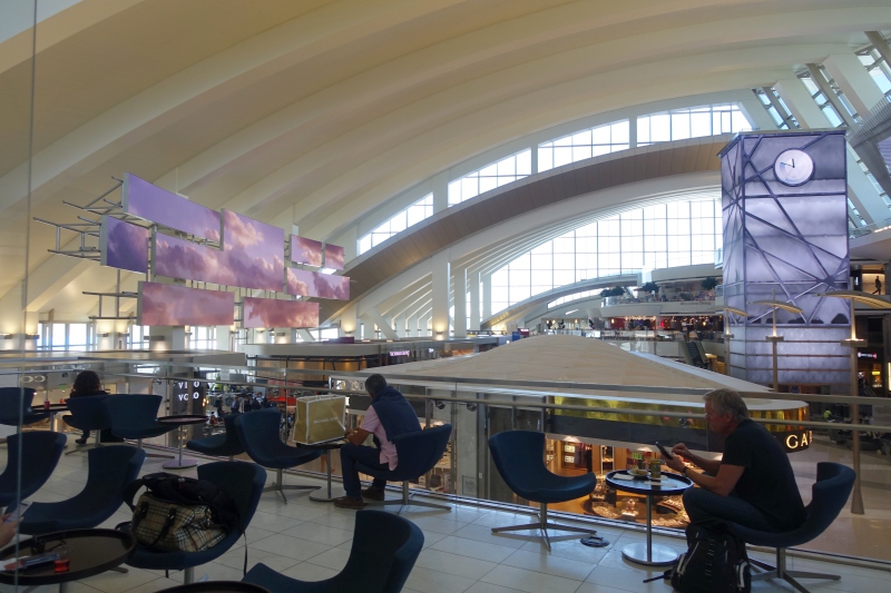 Korean Air Lounge, LAX: View of Terminal from Balcony