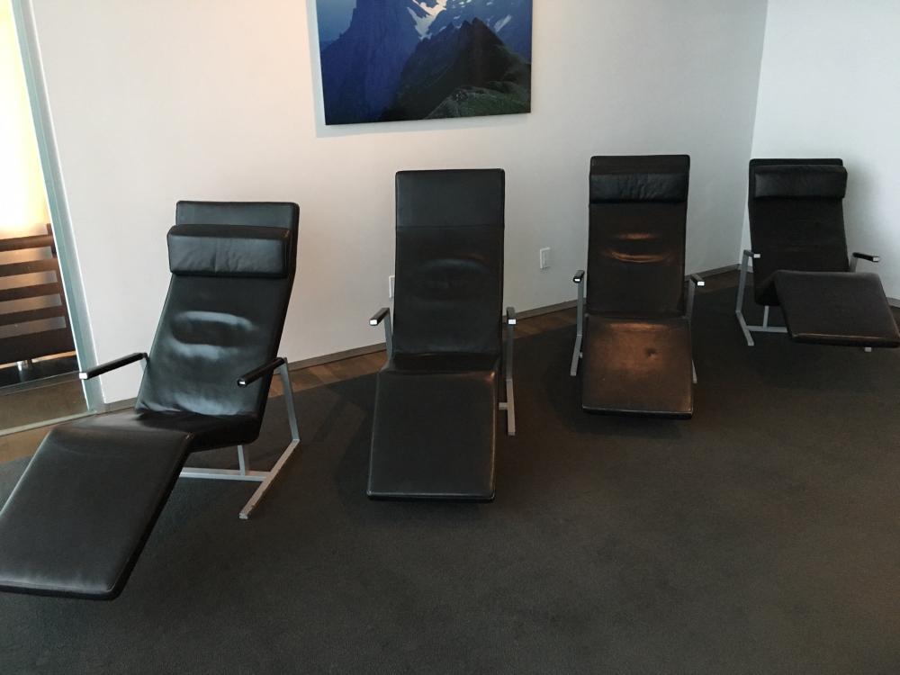 SWISS Lounge JFK Relaxation Room Loungers